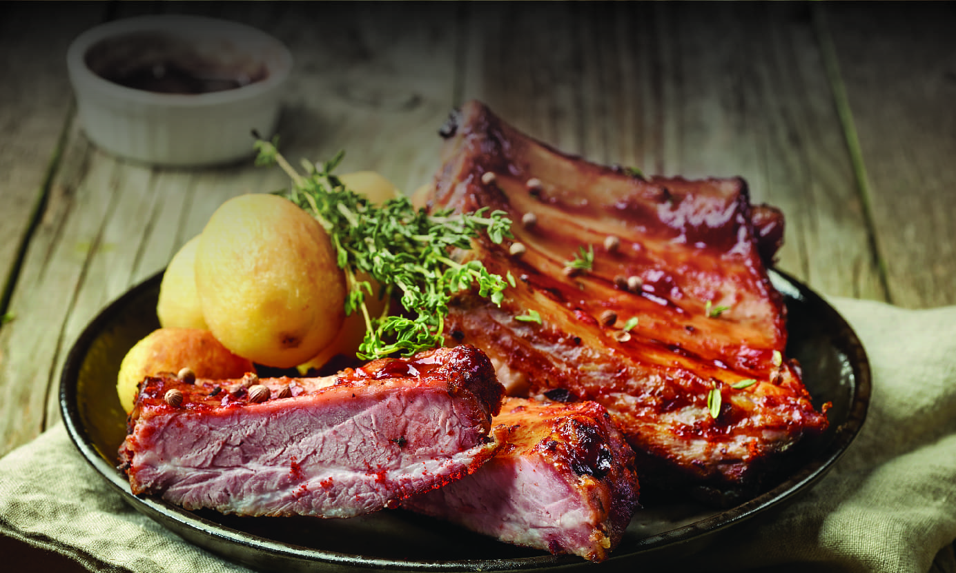 Un delicioso corte de cerdo con papas y finas hiervas